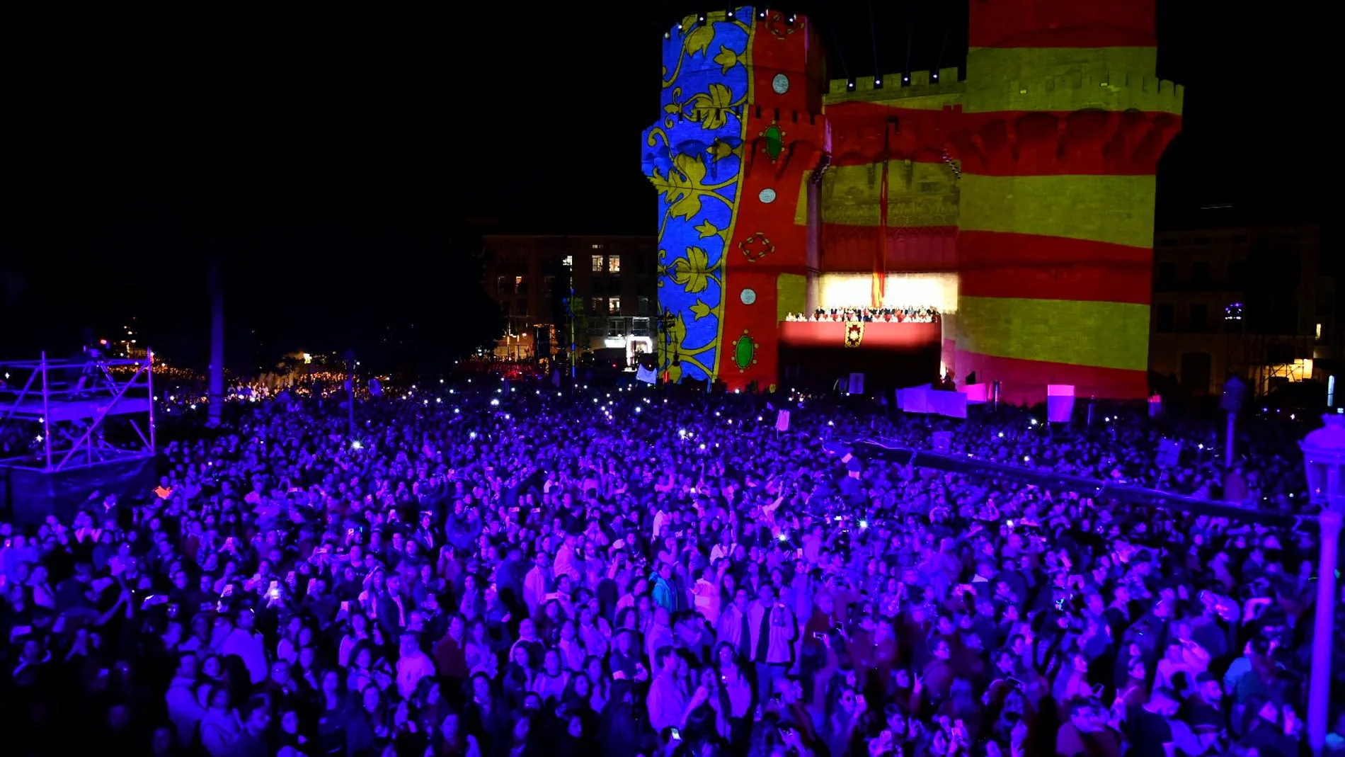 Las Falleras Mayores de Valencia anuncian cada año el inicio oficial de las Fallas desde las emblemáticas Torres de Serranos