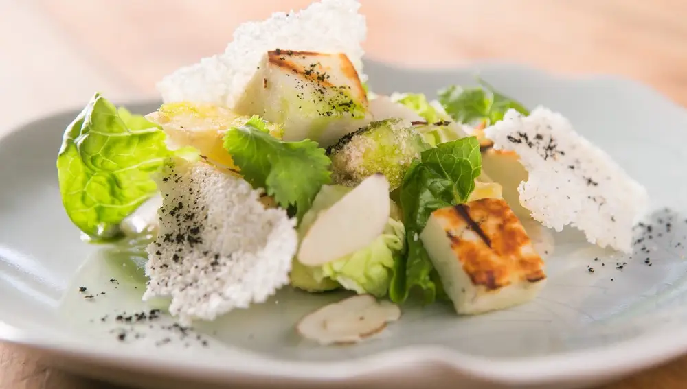 Ensalada crujiente de aguacate y mozzarella de búfalo fresca de la cocina del Aqua Nera