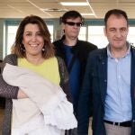 Susana Díaz, acompañada de su marido, José María Moriche, a su salida del hospital público Virgen del Rocío en Sevilla con su hija en brazos