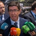 El vicepresidente de la Junta de Andalucía y consejero de Turismo, Juan Marín, atiende a los medios tras la inauguración del Foro de Turismo en Huelva