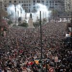 Vista general de la primera mascletá de las Fallas 2020, antes de que se cancelasen