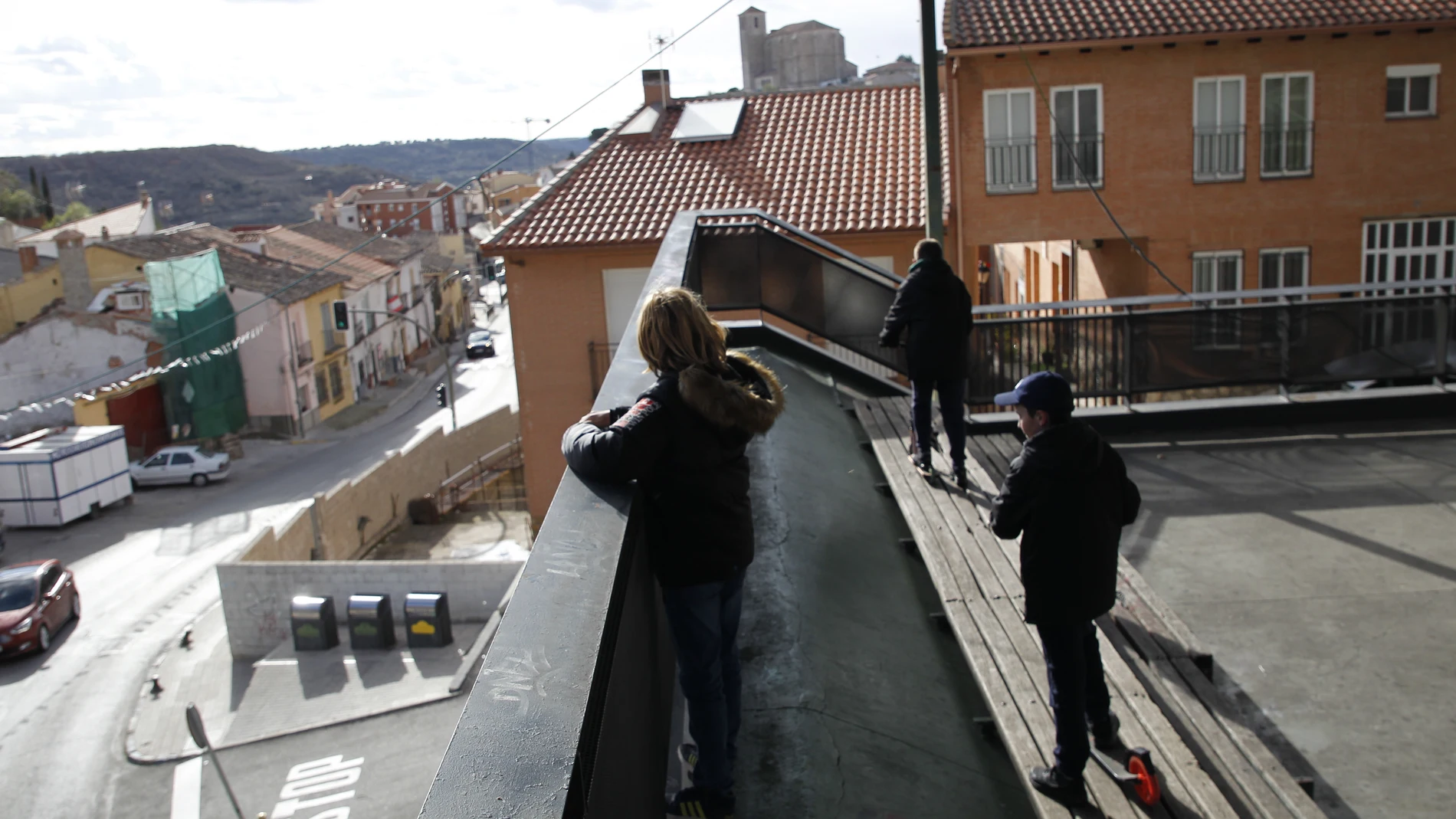 Un niño observa desde un mirador el paisaje de Los Santos de la Humosa, al este de Madrid