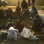 Un grupo de personas espera en la frontera turco-griega