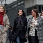 La diputada de Ciudadanos, María Muñoz, la portavoz de Ciudadanos en el Congreso de los Diputados, Inés Arrimadas hoy en las puertas del Congreso cuando salió a saludar a los policías y guardias civiles que se manifestaban.03 MARZO 2020;SANIDAD;SALUD;VIRUS;EPIDEMIA;EXTENSIÓN;AFECTADOS;MASCARILLAS;CUARENTENA;AISLAMIENTOJesús Hellín / Europa Press03/03/2020