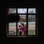 Niños posan para el fotógrafo junto a una casa en ruinas mientras tratan de llegar a Grecia a través de la frontera en Edirne, Turquía