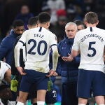 Mourinho, con sus jugadores antes de la tanda de penaltis en la que fueron eliminados de la FA Cup