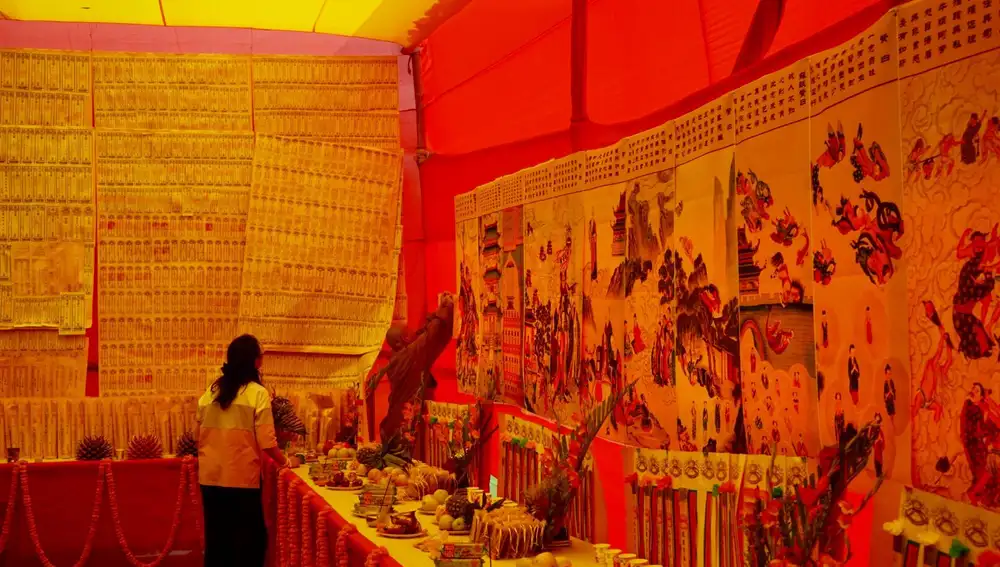 El naranja es un color obligado. La luz se confunde hasta empaparse de su tono.