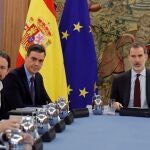 El vicepresidente segundo y ministro de Derechos Sociales y Agenda 2030, Pablo Iglesias (2i), el presidente del Gobierno, Pedro Sánchez (3i), y el Rey Felipe VI (1d), durante la primera reunión del Consejo de Seguridad Nacional en el Palacio de la Zarzuela, en Madrid (España) a 04 de marzo de 2020.04 MARZO 2020Pool04/03/2020