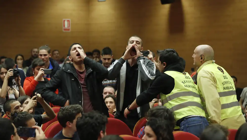 Un grupo de personas interrumpen el acto del secretario general de Podemos y, por entonces, vicepresidente segundo del Gobierno, Pablo Iglesias.