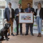 La ONCE presenta el cupón dedicado al Mercado de Abastos de Ávila, en el marco de la serie ''Este es tu mercado'', y que se pondrá en juego el próximo lunes 9 de marzo. (I a D) El vicepresidente del Consejo Territorial, Javier González Jara; el delegado territorial de la ONCE en Castilla y León, Ismael Pérez; eL alcalde de Ávila, Jesús Manuel Sánchez Cabrera; y la concejala de Servicios Sociales, Paloma del Nogal.