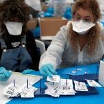 Funcionarios del Comité Central Electoral cuentan los votos de los sometidos a cuarentena por el coronavirus en Shoham (Israel)/EFE