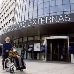 Una mujer con mascarilla en el Hospital Universitario de Álava en Vitoria