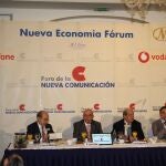 Juan Caño y Javier Fernández del Moral, en el centro de la mesa que ayer presidió el Foro de la Nueva Comunicación / Foto: Nueva Economía Fórum