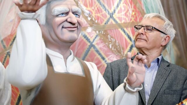El alcalde de València, Joan Ribó, durante la visita que realizó a los talleres de la Ciudad del Artista Fallero, en las malogradas Fallas de 2020