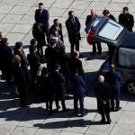 Los familiares de Francisco Franco junto al coche fúnebre tras su exhumación en el Valle de los Caídos antes de su trasladado al cementerio de El Pardo-Mingorrubio para su reinhumación.