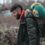 Un refugiado se dirige este jueves al paso fronterizo de Pazarkule con Grecia