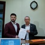 Los diputados de ERC Gabriel Rufián (i) y de Compromís Joan Baldov (d), presentan conjuntamente en el Congreso una propuesta para crear una comisión de investigación sobre el rey Juan Carlos tras conocer que la Fiscalía de Ginebra investiga unas donaciones millonarias a su amiga Corinna zu Sayn-Wittgenstein. EFE/Juan Carlos Hidalgo