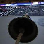 Vista de la campana de apertura junto a los paneles que informan sobre los valores del Ibex 35 en el parqué de la Bolsa de Madrid este jueves que ha cambiado de signo en los primeros compases de la sesión y cae el 0,17 %, por debajo de los 8.900 puntos, afectada por la banca, que baja con fuerza. EFE/Juan Carlos Hidalgo