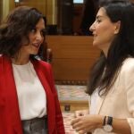 La presidenta regional, Isabel Díaz Ayuso, negoció personalmente la rebaja fiscal con la portavoz de Vox, Rocío Monasterio