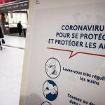 Un letrero informa sobre las medidas básicas de protección contra el coronavirus en el supermercado Auchan en Creil, región de Oise, al norte de París (EFE/EPA/CHRISTOPHE PETIT TESSON)