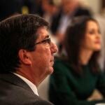 Juan Marín junto a Inés Arrimadas difuminada al fondo