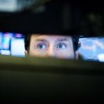 -FOTODELDÍA- JLX23. NUEVA YORK (ESTADOS UNIDOS), 05/03/2020.- Un corredor trabaja este jueves en la sala de la Bolsa de Valores de Nueva York durante el cierre de la jornada, en Nueva York (EE.UU). El promedio industrial Dow Jones cerró casi 1,000 puntos a la baja mientras que los inversores continuaron reaccionando a las noticias de que el coronavirus se está extendiendo a más países. EFE/JUSTIN LANE