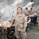 La técnico de emergencias sanitarias de la UMAAD en el Ejercito del Aire, Raquel López Corrales, enseña un Forward Surgical Element para usar en primera línea del frente