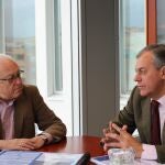 El viceconsejero de Fomento de la Junta de Andalucía, Jaime Raynaud, junto al alcalde de Tomares, José Luis Sanz, en la reunión que han mantenido hoy