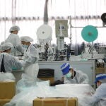 Empleados en una fábrica de mascarillas