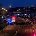 La actitud de los separatistas tiene respuesta y algunos ciudadanos se ha manifestado en contra, convocados por Sociedad Civil Catalana (SCC) para protestar contra la concentración independentista que impide el paso por la avenida Meridiana desde hace más de 151 días. . EFE/ Quique Garcia