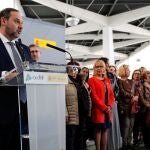El ministro de Transportes, Movilidad y Agenda Urbana, José Luis Ábalos, preside en la estación València-Joaquín Sorolla un homenaje a las mujeres ferroviarias. EFE/Manuel Bruque