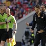 Lopetegui protesta al colegiado Hernández Hernández la decisión del VAR