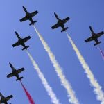 Imagen de una de las exhibiciones de acrobacias aéreas realizadas por la Patrulla Águila de la Academia General del Aire de San Javier