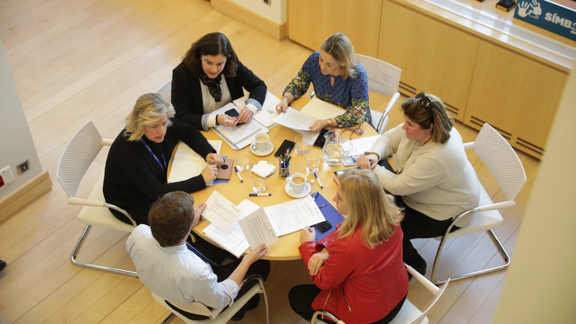 Almeida, de izda. a dcha. junto a Matilde García Duarte, coordinadora general de Alcaldía: Ana de Miguel, jefa de gabinete; Marta Jiménez-Quesada, jefa de protocolo del Ayuntamiento; Mª Concepción Rodríguez, jefa de la secretaría del alcalde, e Inmaculada Sanz, portavoz y delegada de Seguridad y Emergencias