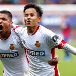 GRAF2835. EIBAR (GUIPÚZCOA), 07/03/2020.- El centrocampista japonés Takefusa Kubo (d) del Real Mallorca, celebra su gol ante el Eibar junto al delantero colombiano Juan Camilo 'Cucho' Hernández. EFE/Juan Herrero