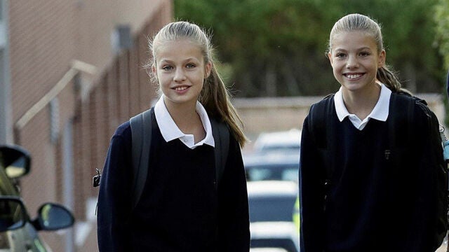 La princesa Leonor y la infanta Sofía a las puertas del colegio Santa María de los Rosales de Madrid.
