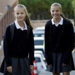 La princesa Leonor y la infanta Sofía a las puertas del colegio Santa María de los Rosales de Madrid.