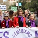 Begoña Gómez (c), esposa del presidente de España, Pedro Sánchez, junto a la vicepresidenta primera del Gobierno, Carmen Calvo (2i), la vicepresenta de Asuntos Económicos, Nadia Calviño (2d), y la ministra de Política Territorial y Función Pública, Carolina Darias (d), ayer en la manifestación por el Día de la Mujer