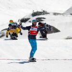 Lucas Eguibar entra en meta celebrando su victoria en Sierra Nevada. Fot. RFEDI