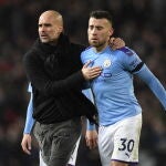 Pep consolando a Otamendi después de la derrota en Old Trafford