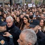 Agentes de la Policía Nacional custodian a Ciudadanos