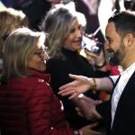 El líder de Vox, Santiago Abascal, saluda a alguna de las simpatizantes durante la asamblea general ordinaria del partido celebrado en Vistalegre en Madrid este domingo
