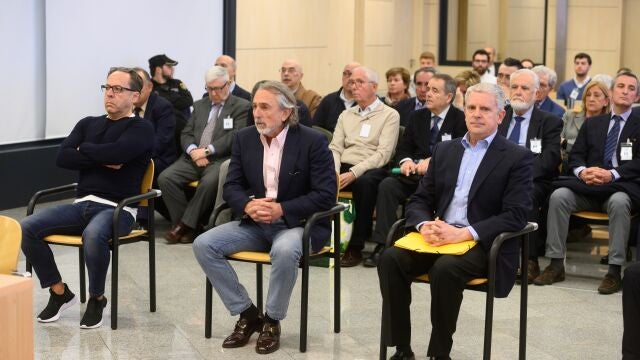 Correa, entre Álvaro Pérez (izda.) y Pablo Crespo (dcha.), ayer, en la primera sesión del juicio por la supuesta contratación irregular de una empresa de "Gürtel" durante la visita del Papa a Valencia en 2006