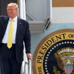 09 March 2020, US, Sanford: US President Donald Trump gestures as he arrives on an Air Force One at Orlando Sanford International Airport, ahead of attending a private fundraising event. Photo: Paul Hennessy/SOPA Images via ZUMA Wire/dpa09/03/2020 ONLY FOR USE IN SPAIN