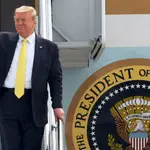 09 March 2020, US, Sanford: US President Donald Trump gestures as he arrives on an Air Force One at Orlando Sanford International Airport, ahead of attending a private fundraising event. Photo: Paul Hennessy/SOPA Images via ZUMA Wire/dpa09/03/2020 ONLY FOR USE IN SPAIN