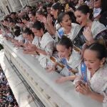 Imagen del balcón principal del Ayuntamiento de Valencia durante la novena 'mascletà' de las Fallas de 2020 disparada este lunes.