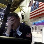 Operadores en el parqués de Wall Street