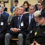Juan Cotino (izda.), ex presidente de las Cortes valencianas y ex director general de la Policía, en una sesión del juicio