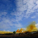 Nube de color amarillento en el entorno de la acerería Roldán en Ponferrada