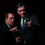 El presidente del Gobierno, Pedro Sánchez (d), junto al presidente de la Asociación de Trabajadores Autónomos (ATA), Lorenzo Amor (i), durante el acto de clausura de la Asamblea de elecciones de la Asociación de Trabajadores Autónomos, en Madrid